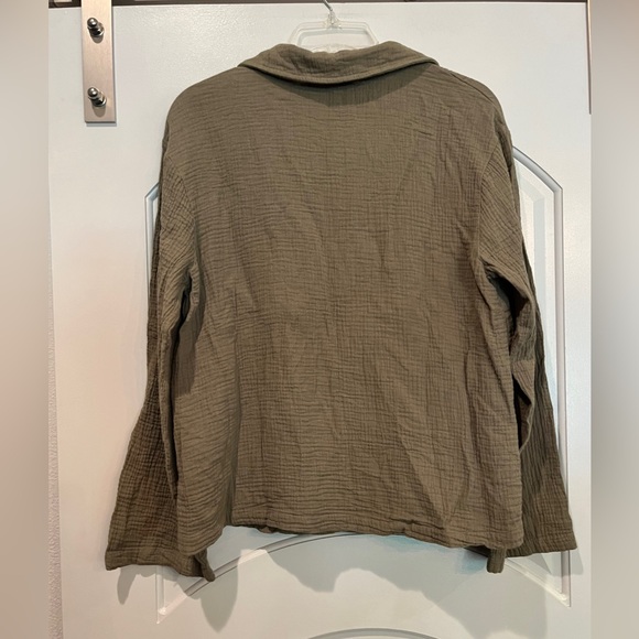 LA relaxed Organic cotton gauzy Olive Button-Up Vneck Shirt. GUC! - Picture 5 of 7